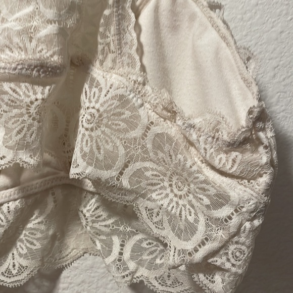 A Beautiful aerie Lace Bralette (Size M)! - Picture 8 of 10